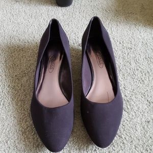 Black dress shoes